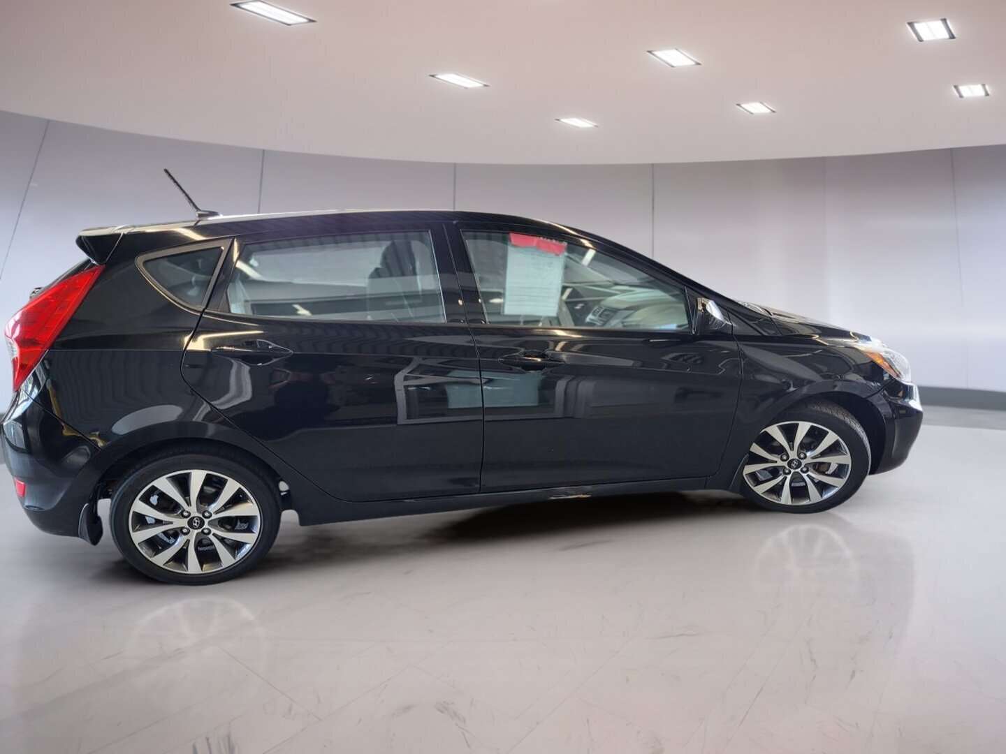 2017 Hyundai ACCENT SE 5 portes à hayon à transmission automatique — снимка 1
