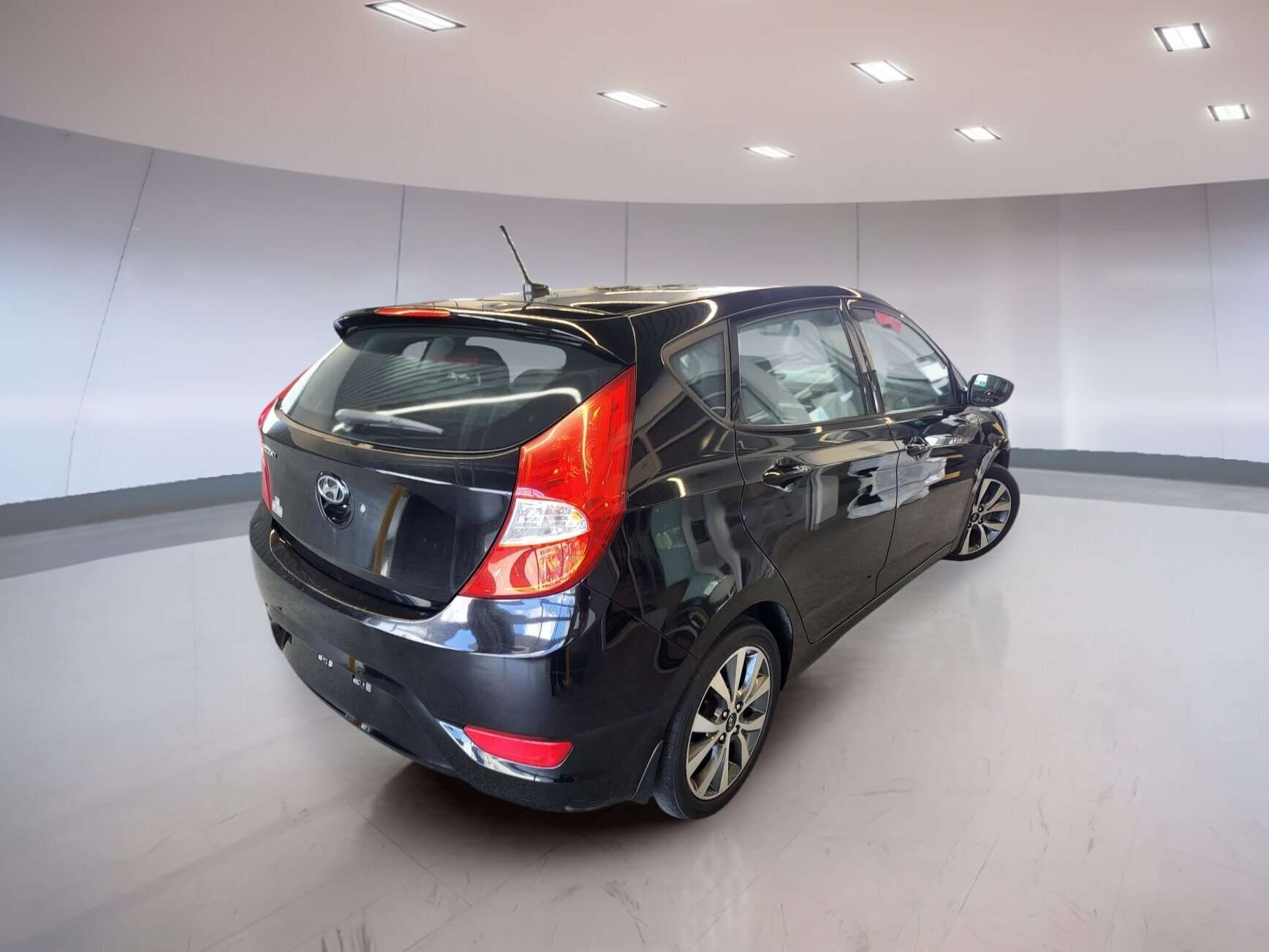 2017 Hyundai ACCENT SE 5 portes à hayon à transmission automatique — снимка 1