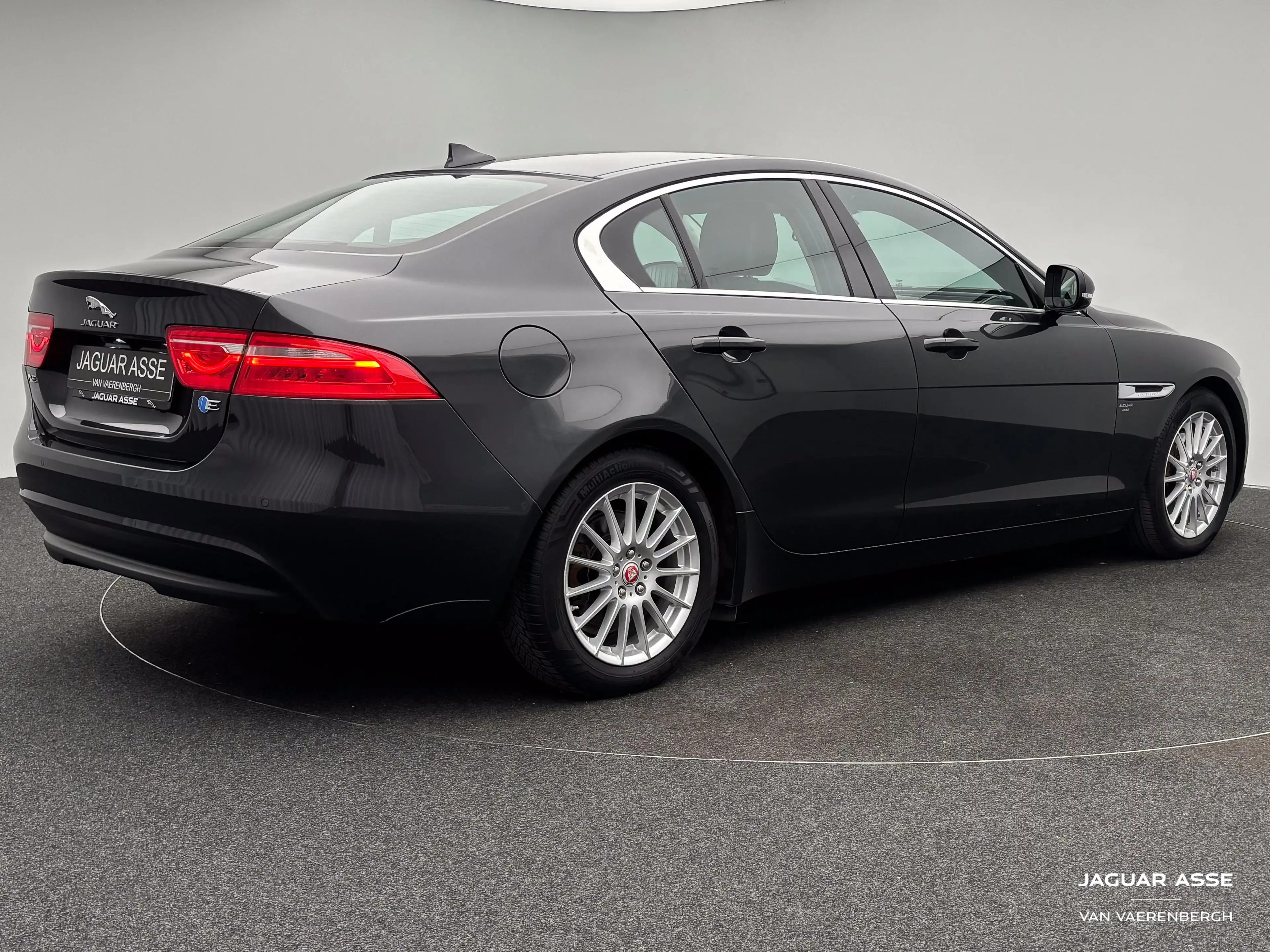 Jaguar XE 2.0 diesel — photo 2