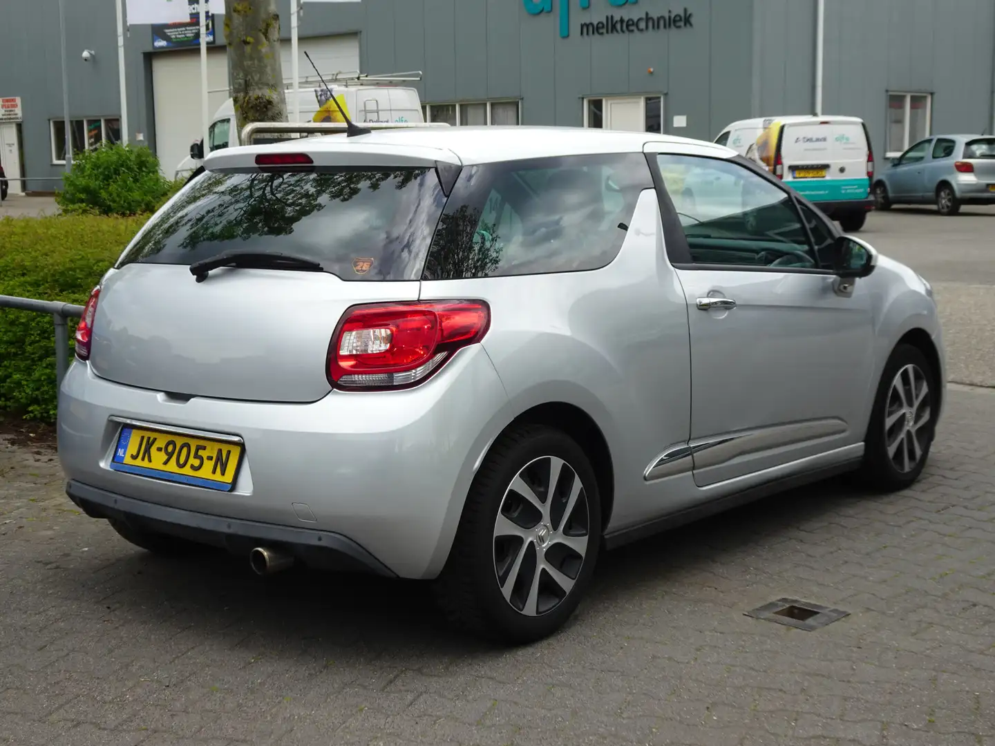 DS Automobiles DS 3 1.2 PureTech So Chic Šedá - 2