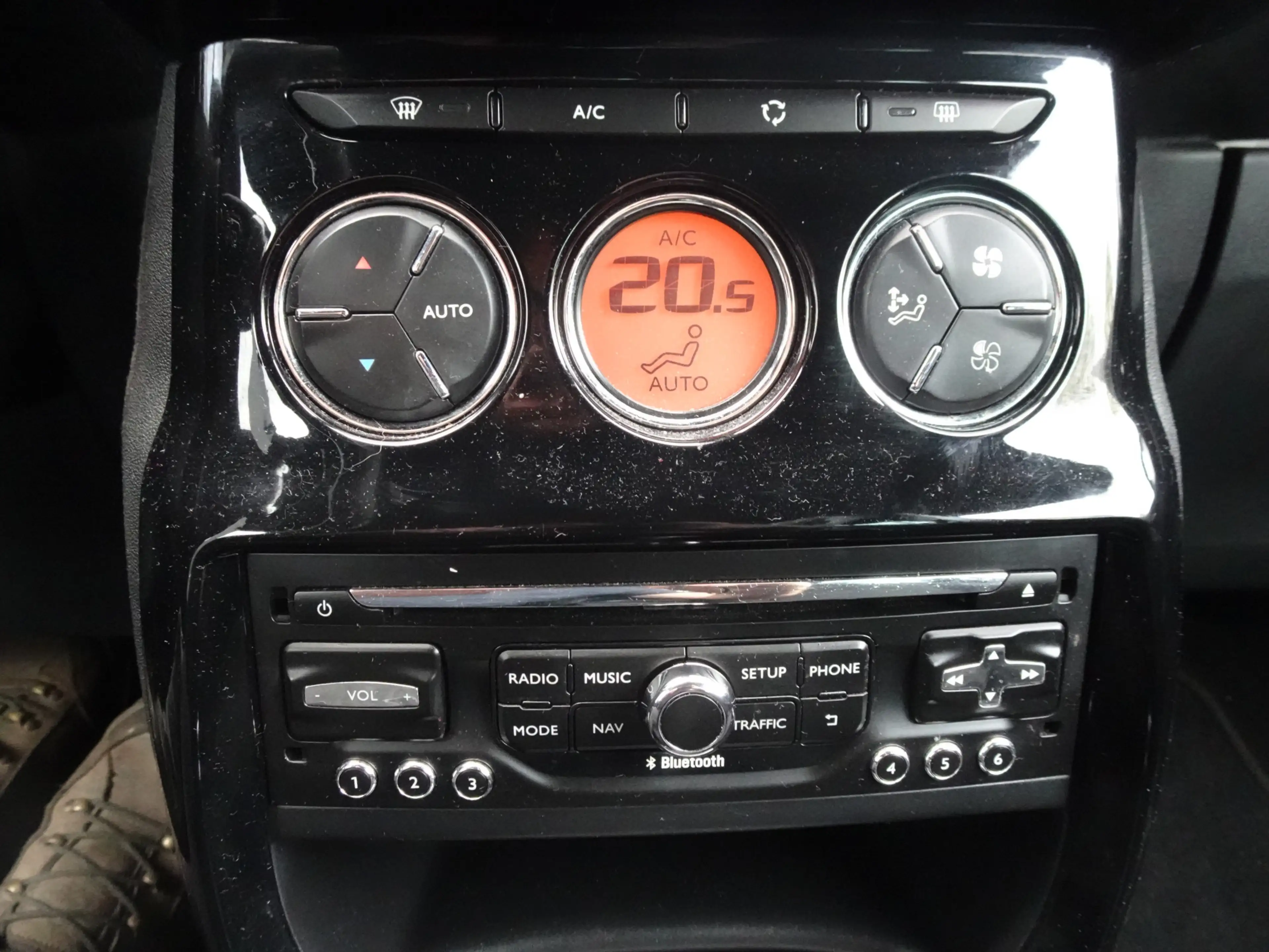 DS Automobiles DS 3 1.2 PureTech So Chic — photo 12