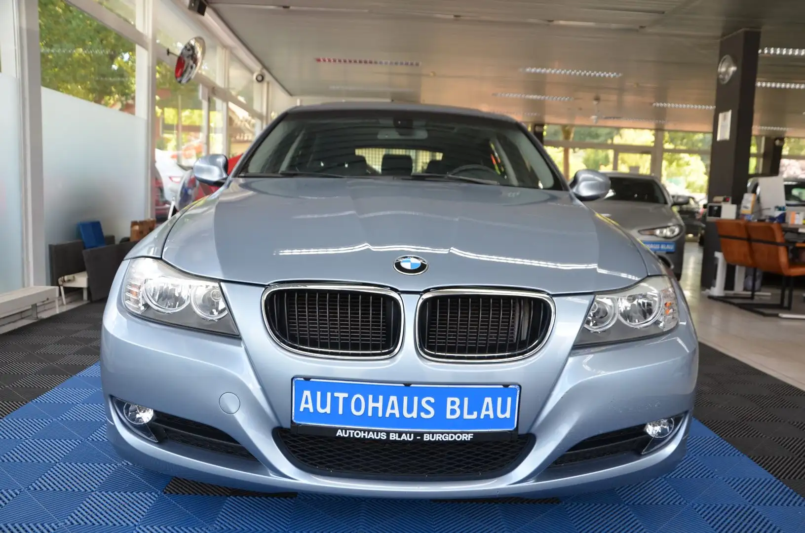 BMW 318 i Touring *STEUERKETTE NEU*PANORAMA*PDC Blau - 2