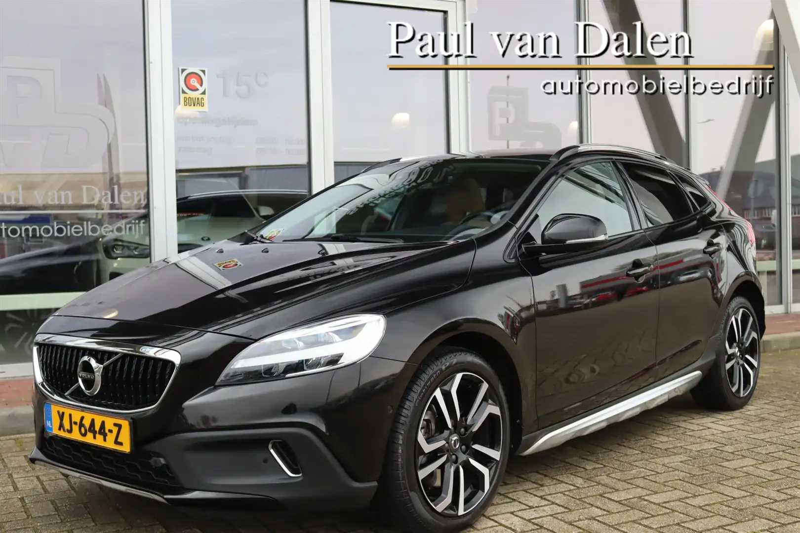 Volvo V40 Cross Country 1.5 T3 AUTOMAAT POLAR+ LUXURY Panoramadak | Led | Zwart - 1