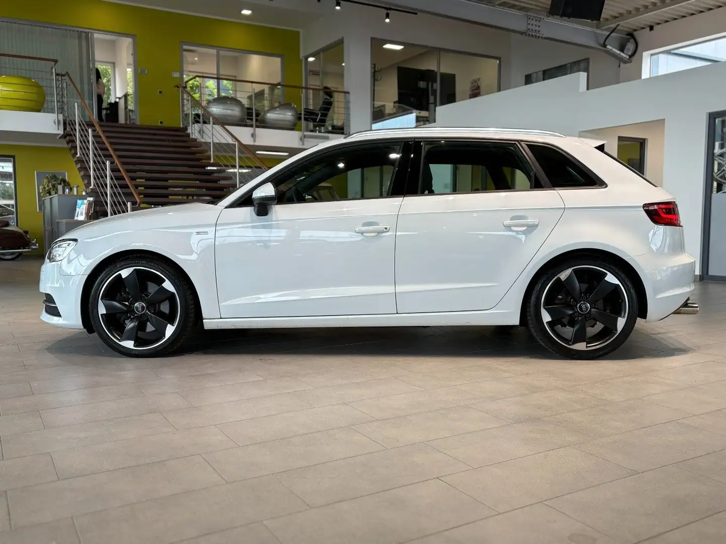Audi A3 Sportback S line*Kamera*LED*AHK*Sportpaket* Weiß - 2