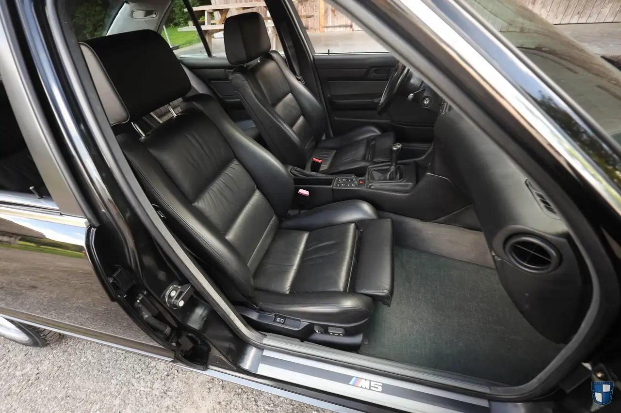 BMW M5 3.6 E34 - Collector Quality, Black on Black, foto 10