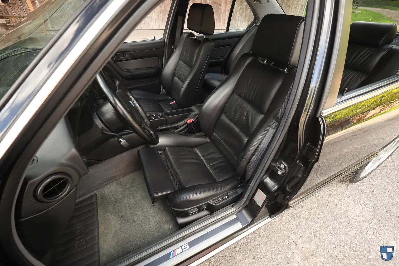 BMW M5 3.6 E34 - Collector Quality, Black on Black, foto 6