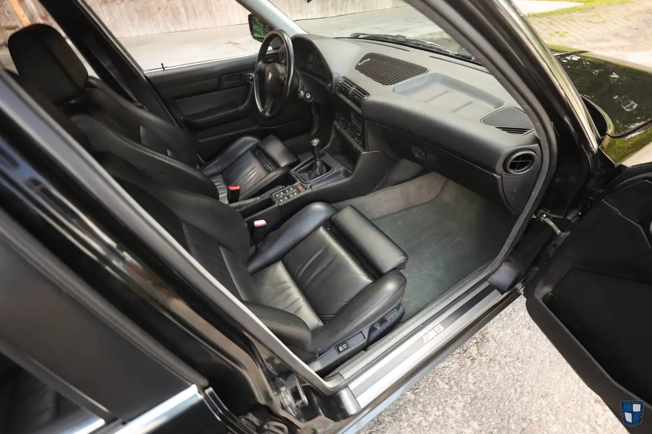BMW M5 3.6 E34 - Collector Quality, Black on Black, foto 9