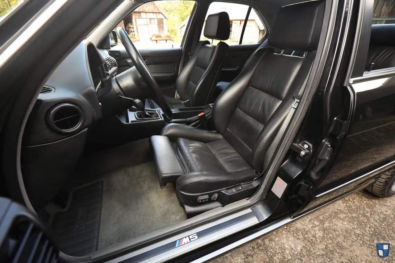 BMW M5 3.6 E34 - Collector Quality, Black on Black, foto 11