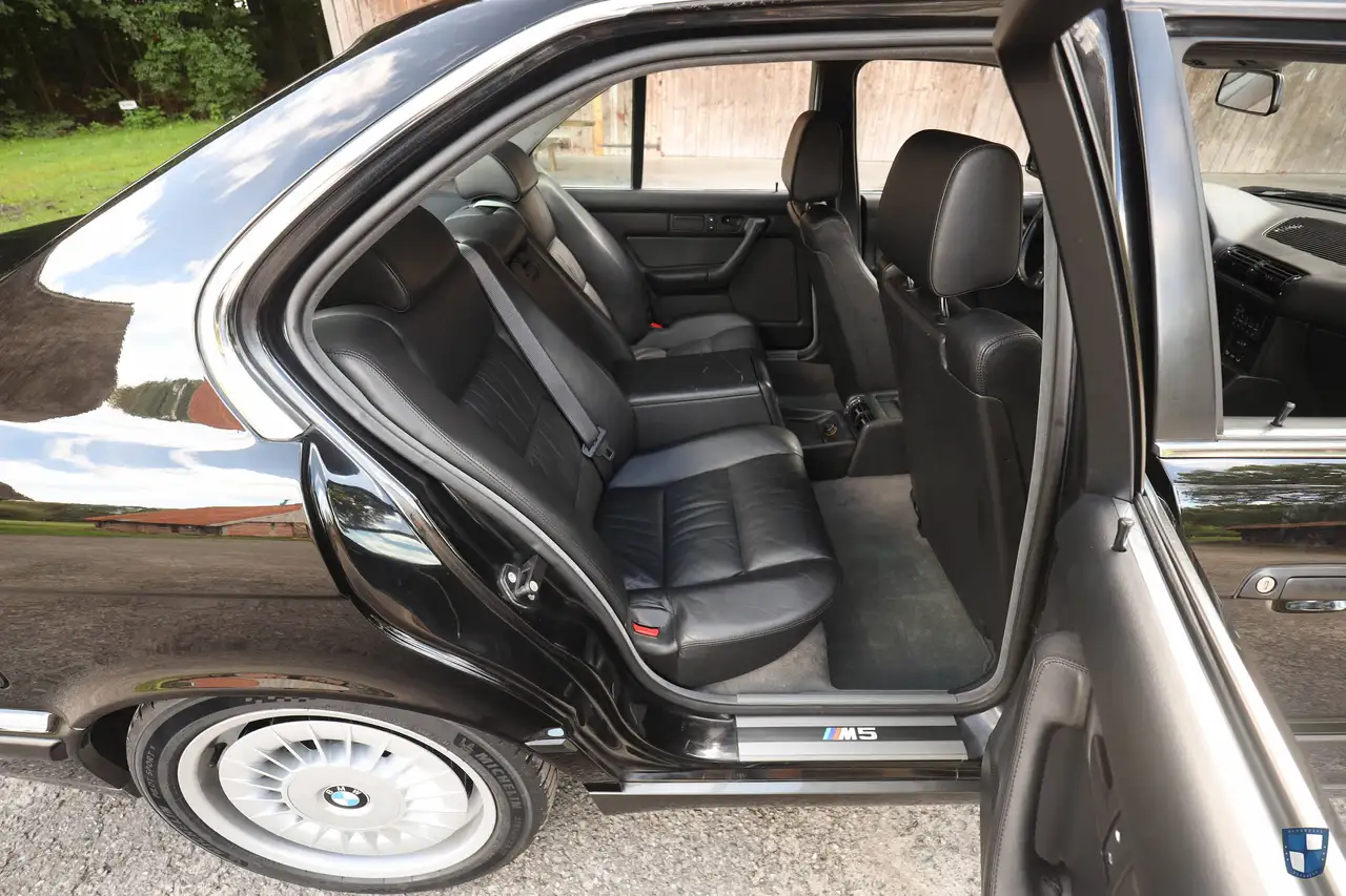 BMW M5 3.6 E34 - Collector Quality, Black on Black, foto 8