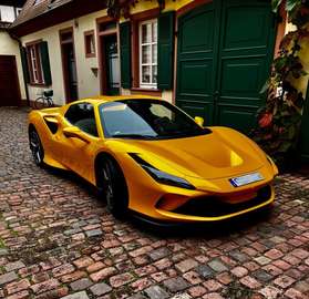 Ferrari F 8 Spider Einmalige Traumhafte Farbe und Ausstattung ein absoluter Traumwagen dr noch im Dunklen leuchtet.