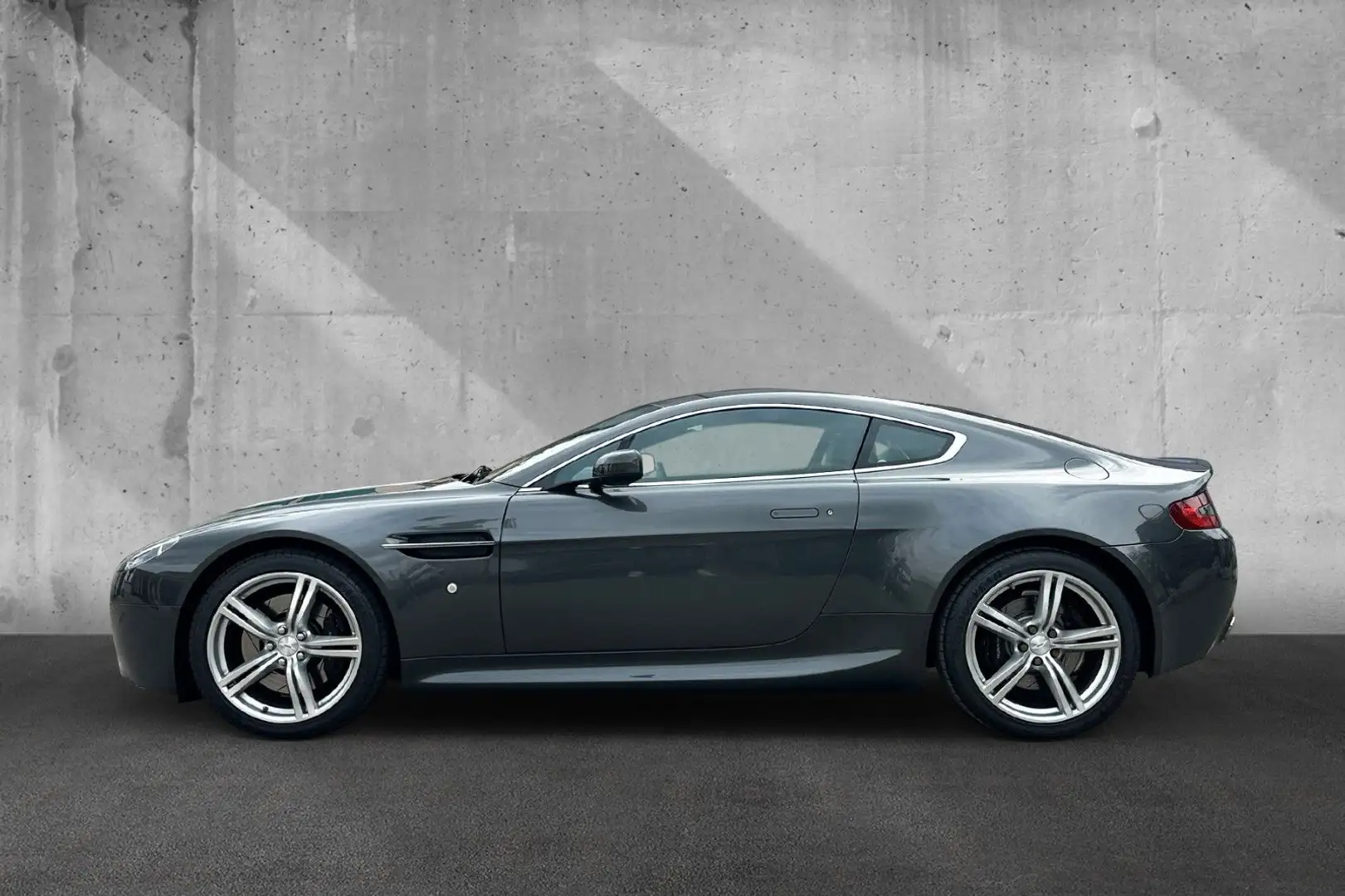 Aston Martin V8 4.7l - 2