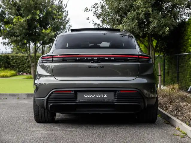 Porsche Macan view 5