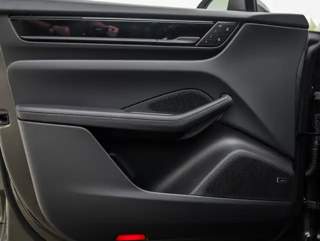 Porsche Macan view 6