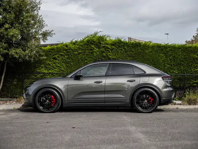 Porsche Macan view 3