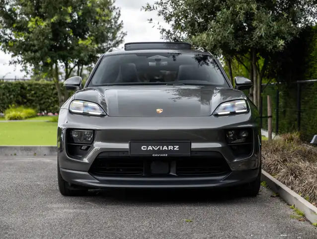 Porsche Macan view 4