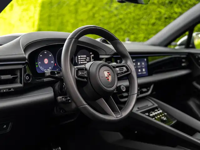 Porsche Macan view 7
