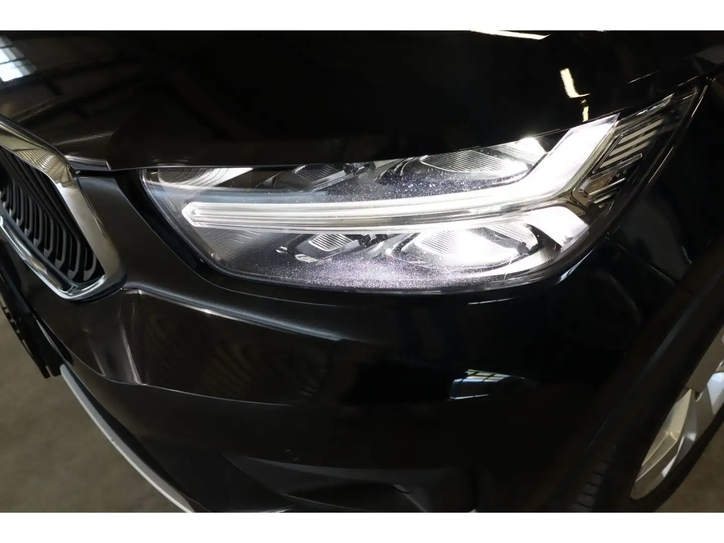 Volvo XC40 D4 AWD Harman K ACC AHK Leder Navi LED Kam Negro - 2