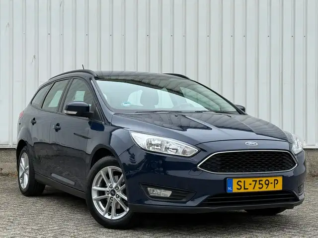 Ford Focus view 3