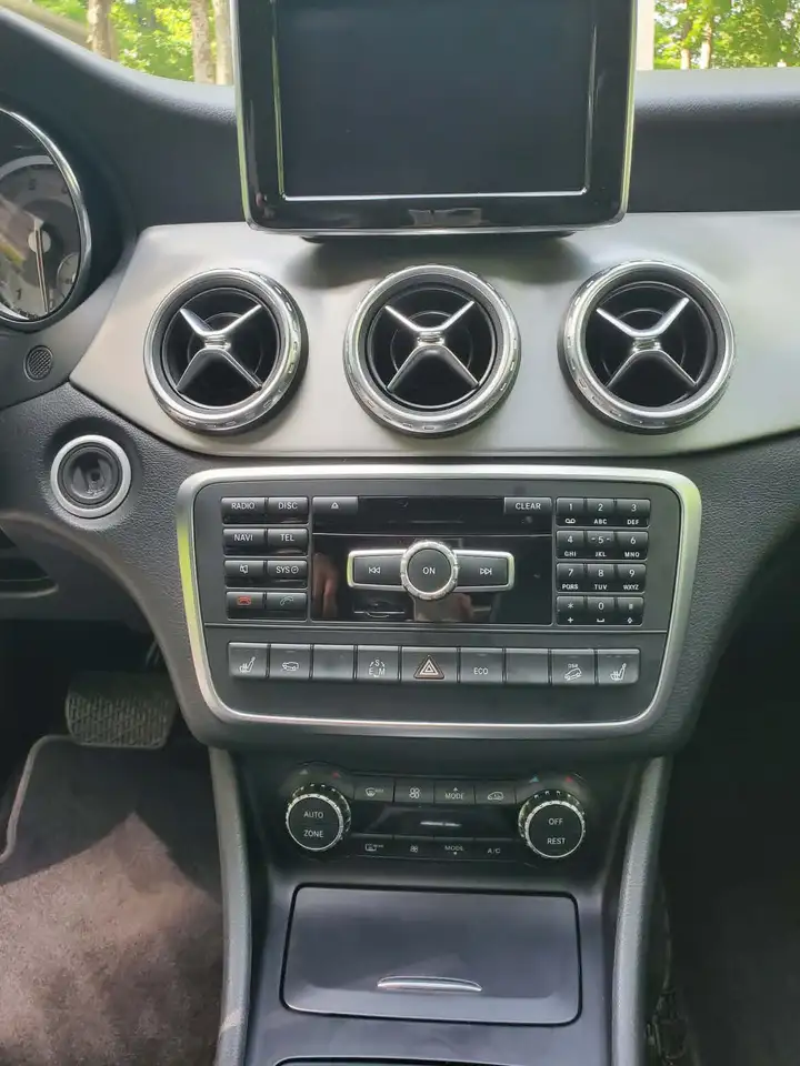 Mercedes-Benz GLA снимка Mercedes-Benz GLA