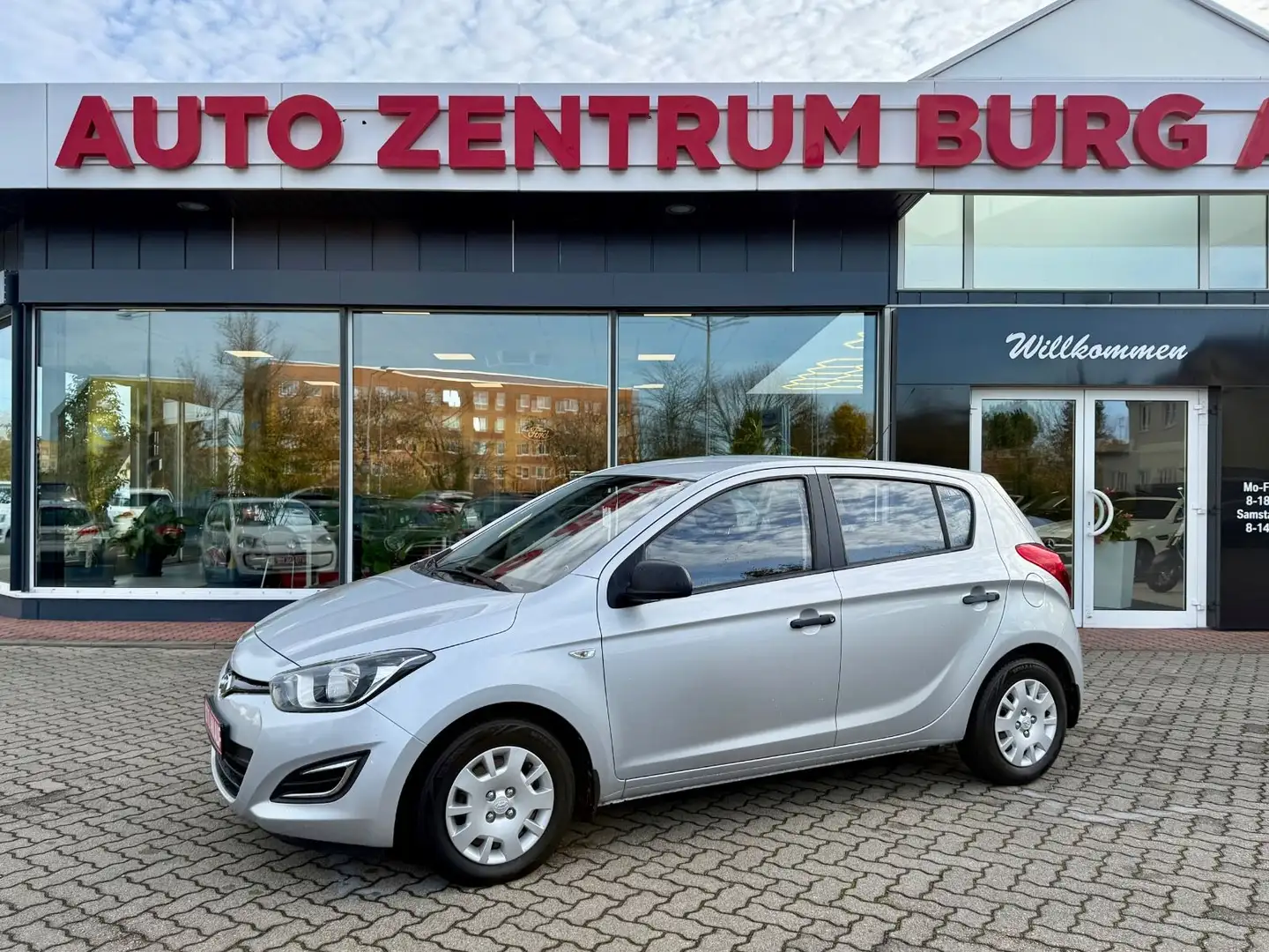 Hyundai i20 Classic Klima Isofix CD Silber - 1