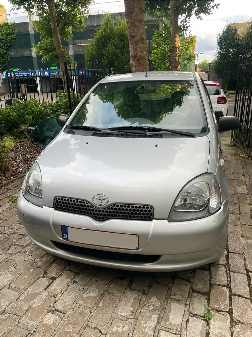 Toyota Yaris 1.3i VVT-i 16v Linea Luna Gris - 1