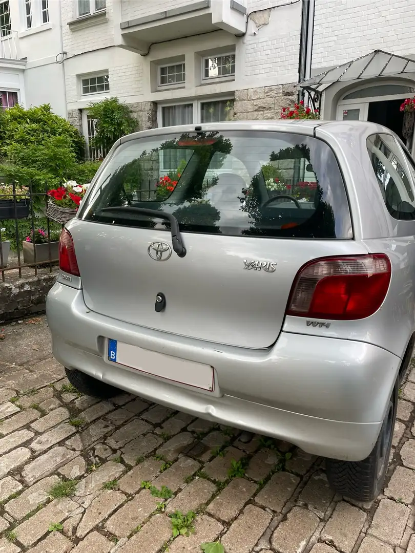Toyota Yaris 1.3i VVT-i 16v Linea Luna Gris - 2