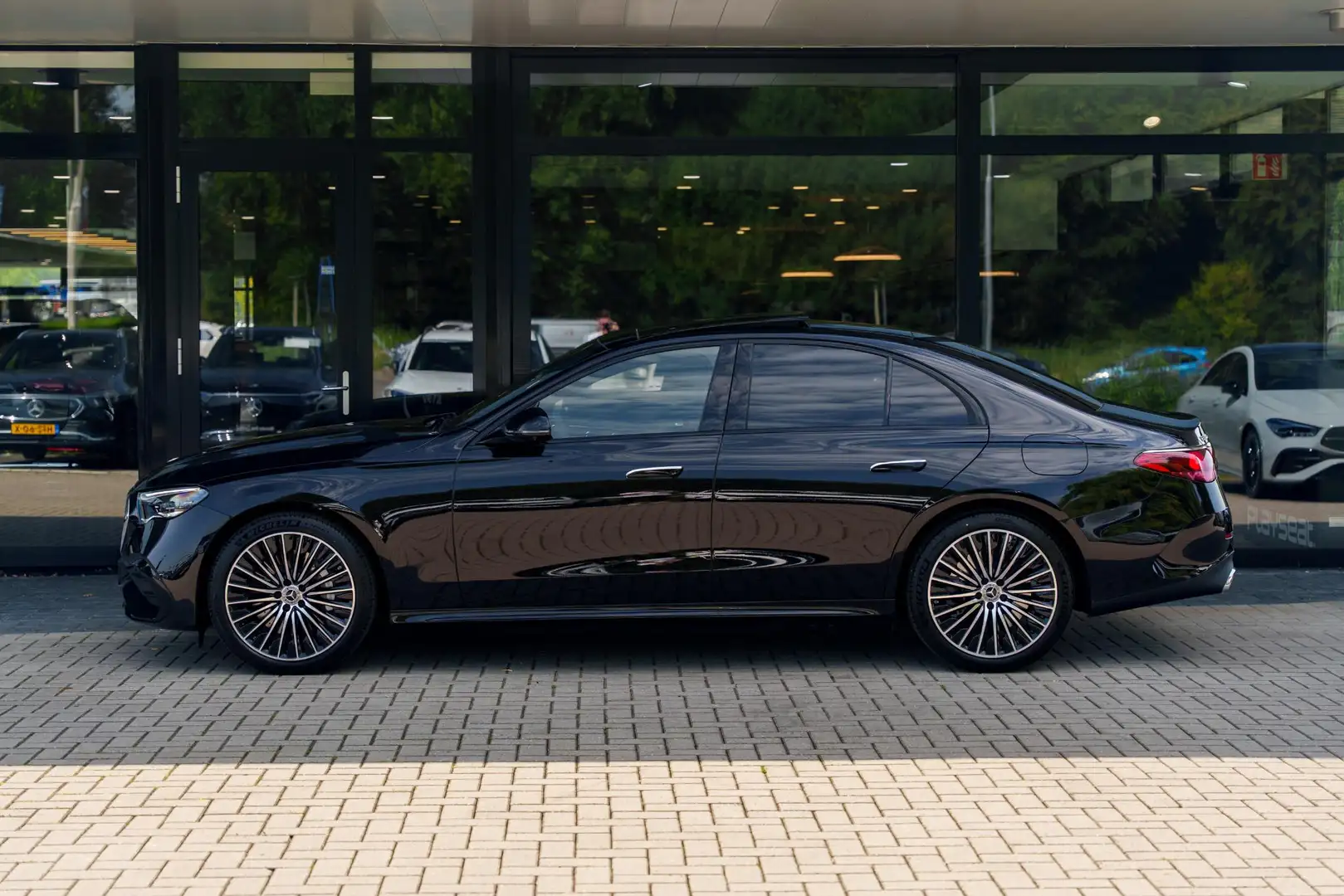 Mercedes-Benz E 300 300e Sport Edition | Panoramaschuifdak | Premium p Zwart - 2