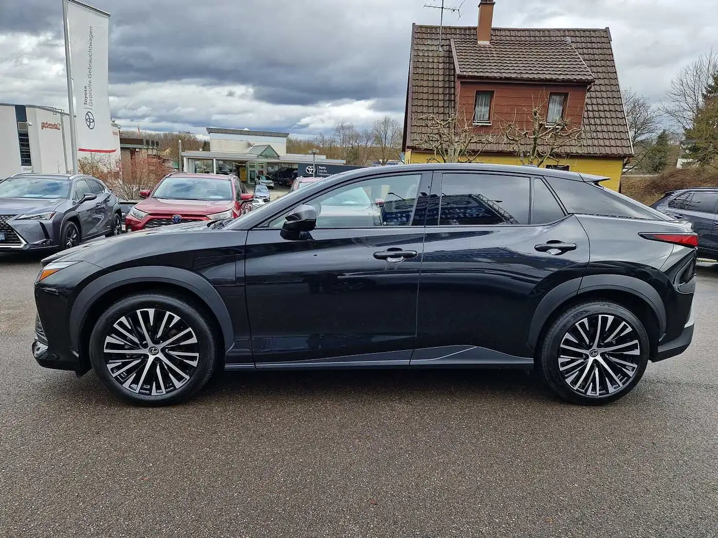 Lexus RZ 450e Launch Paket Panodach/Allrad/Navi Чёрный - 2
