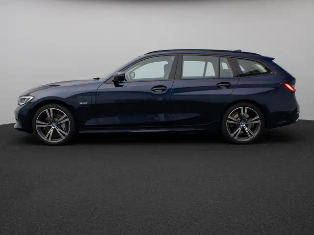 BMW 3 Series view 11
