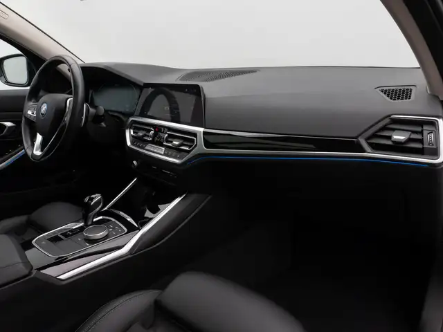 BMW 3 Series view 24