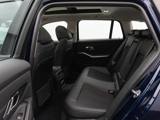 BMW 3 Series view 26