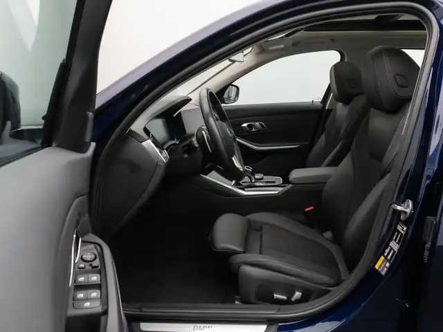 BMW 3 Series view 20