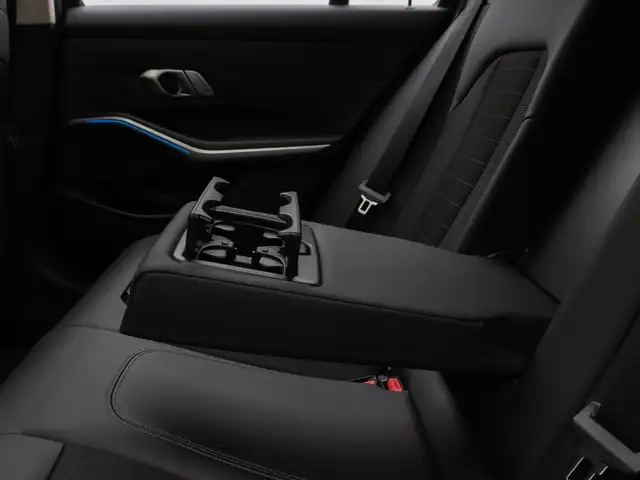 BMW 3 Series view 28