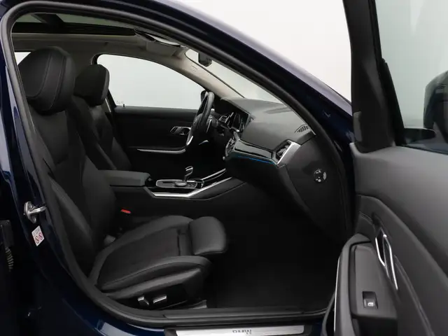 BMW 3 Series view 25