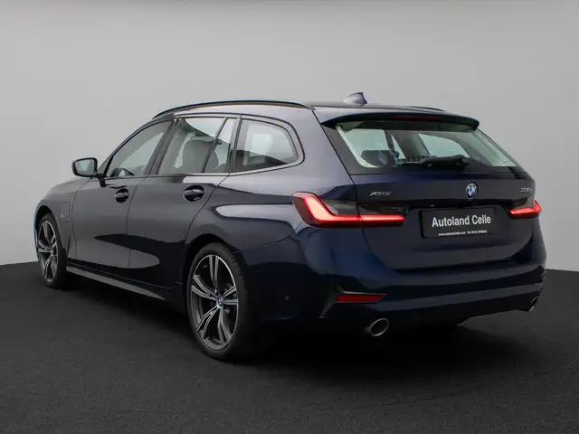BMW 3 Series view 9