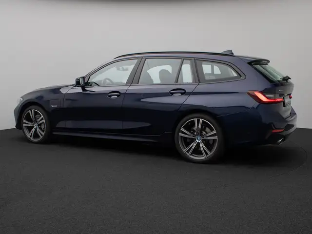 BMW 3 Series view 10