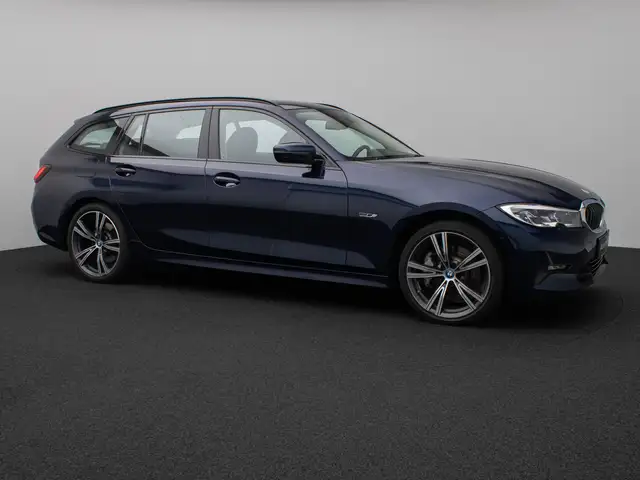 BMW 3 Series view 4
