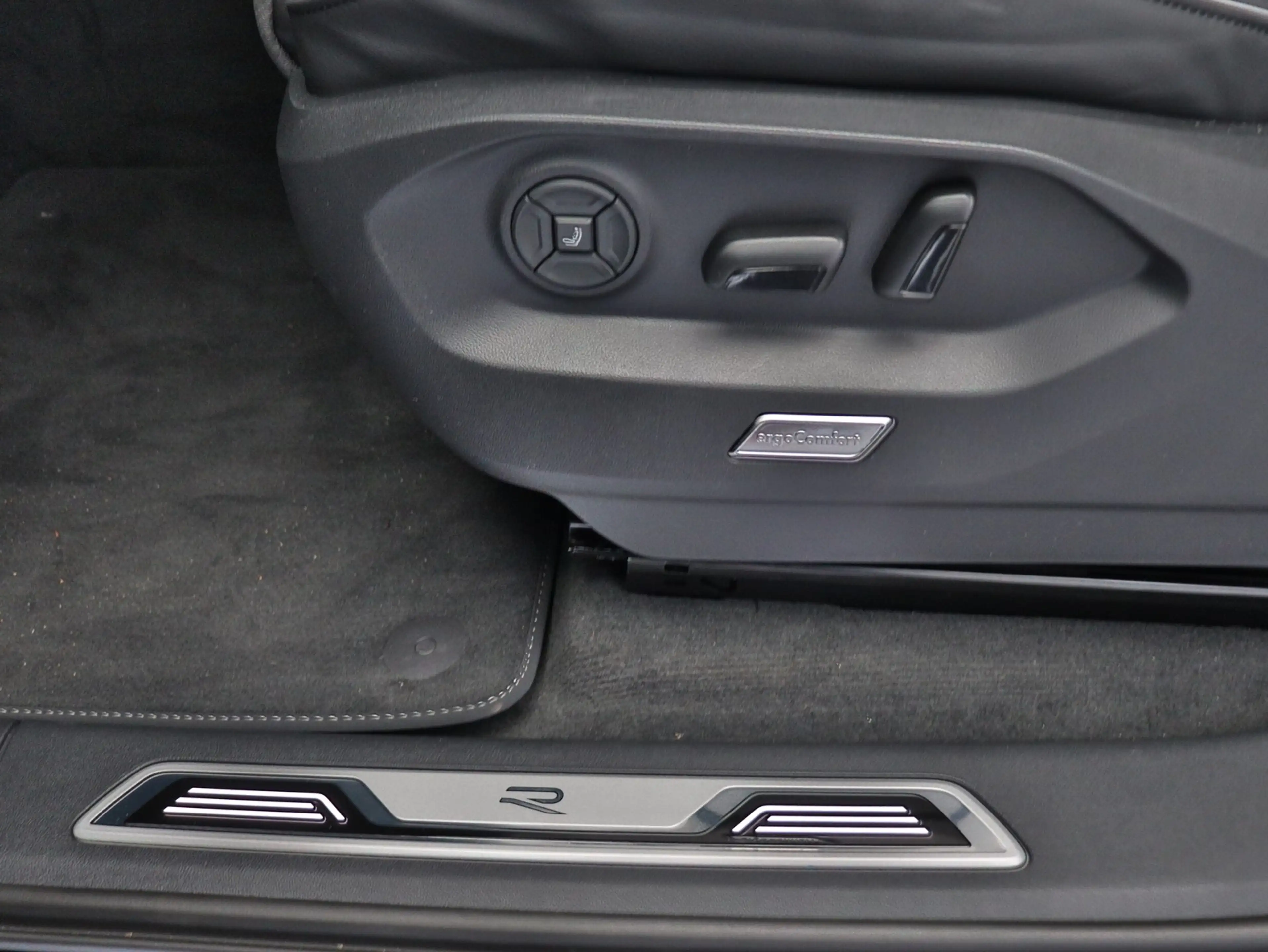 Volkswagen Touareg R-Line TDI+AHK+PANO+DYNA+BLACKSTYL+LUFT — photo 11
