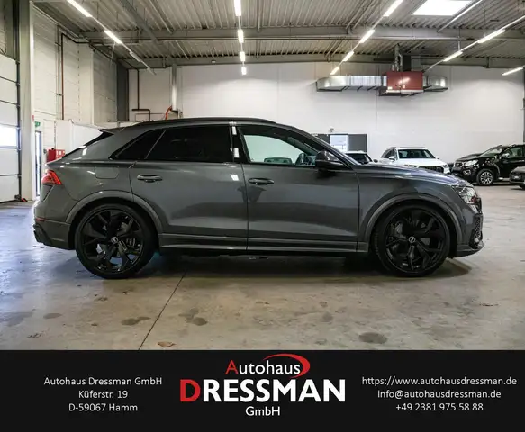 Audi RS Q8 view 4