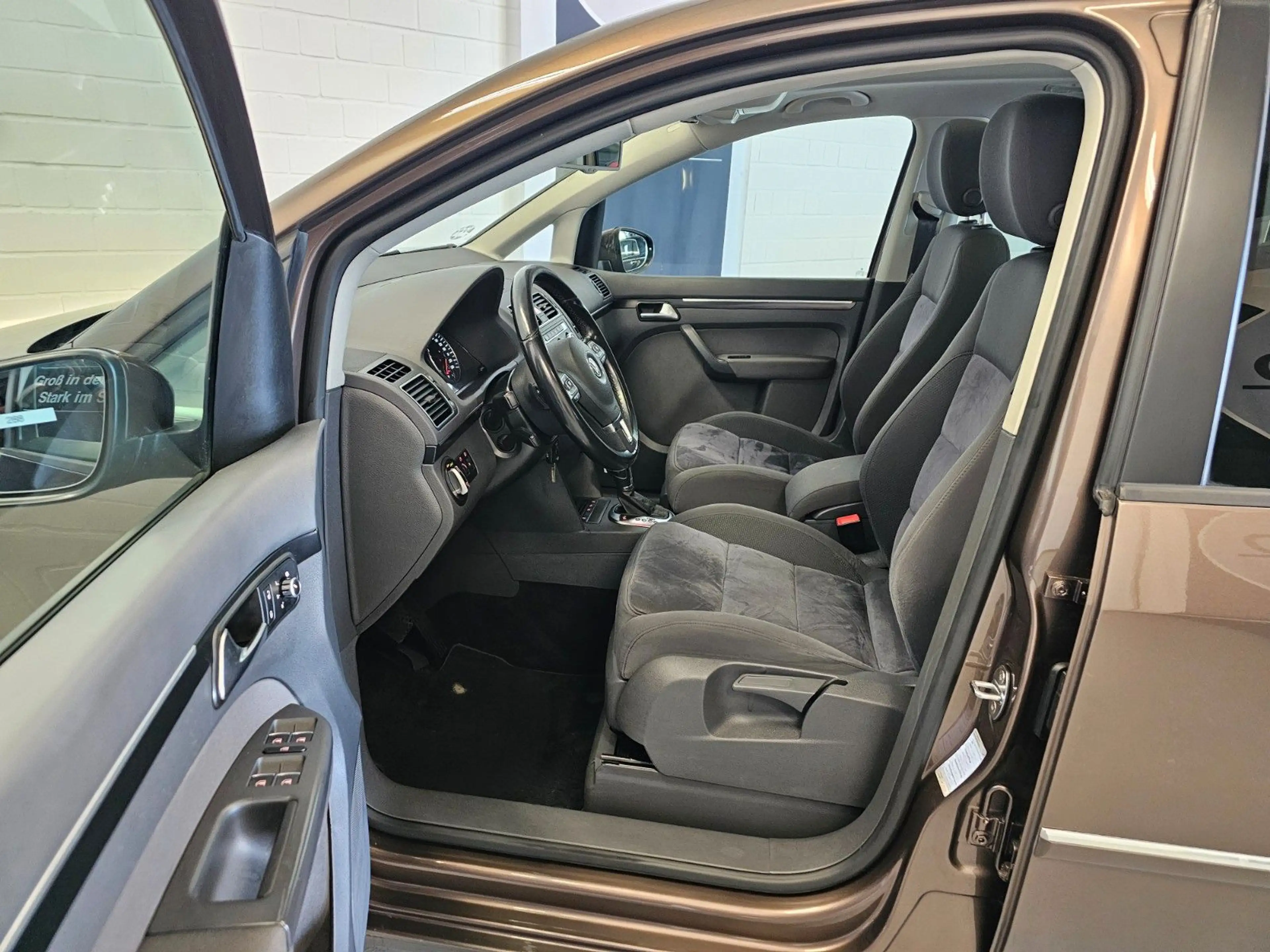 Volkswagen Touran 2.0 TDI DSG Highline +NAV/PANO/KAM/AHK/7S — photo 9