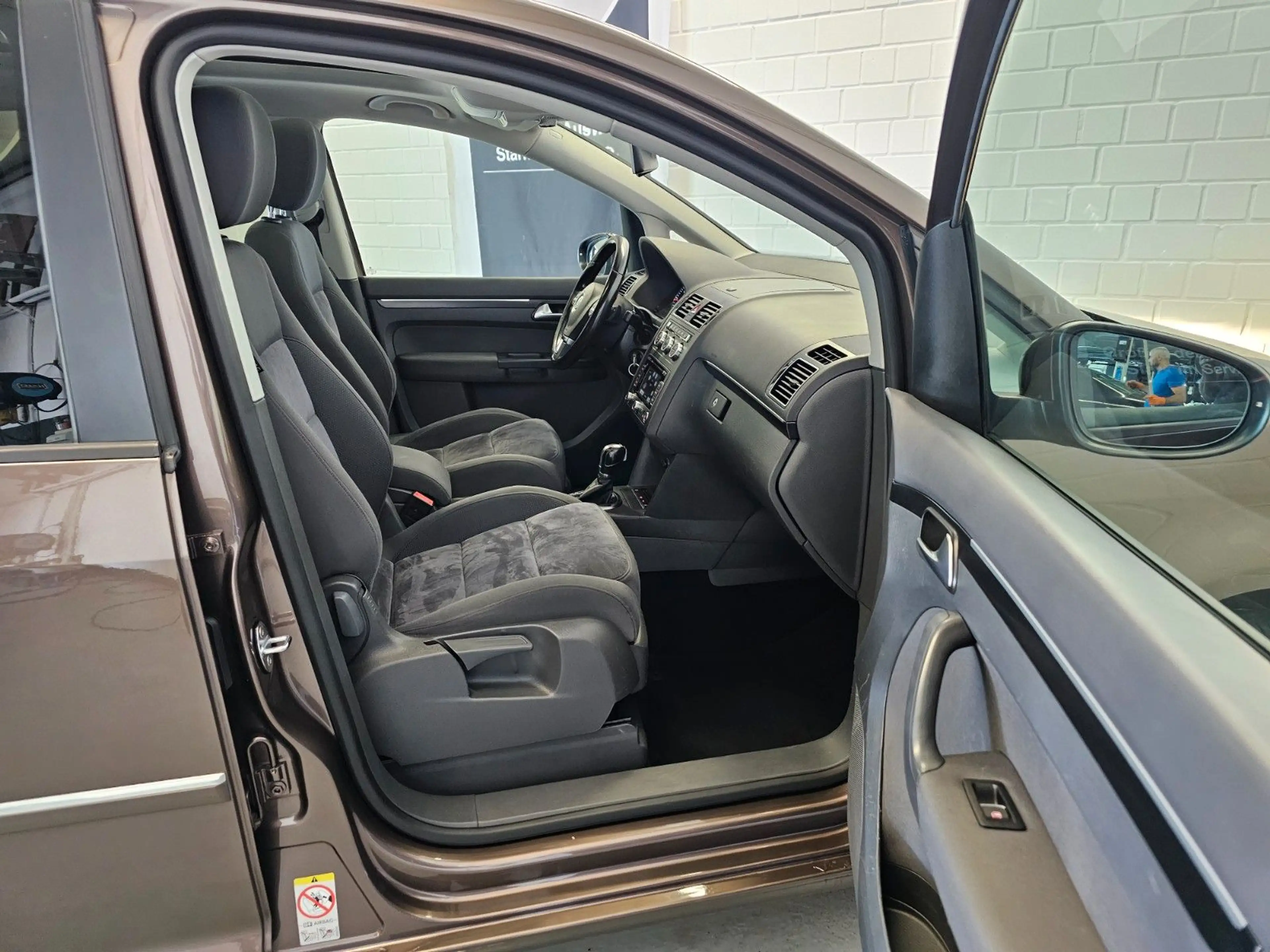 Volkswagen Touran 2.0 TDI DSG Highline +NAV/PANO/KAM/AHK/7S — photo 11