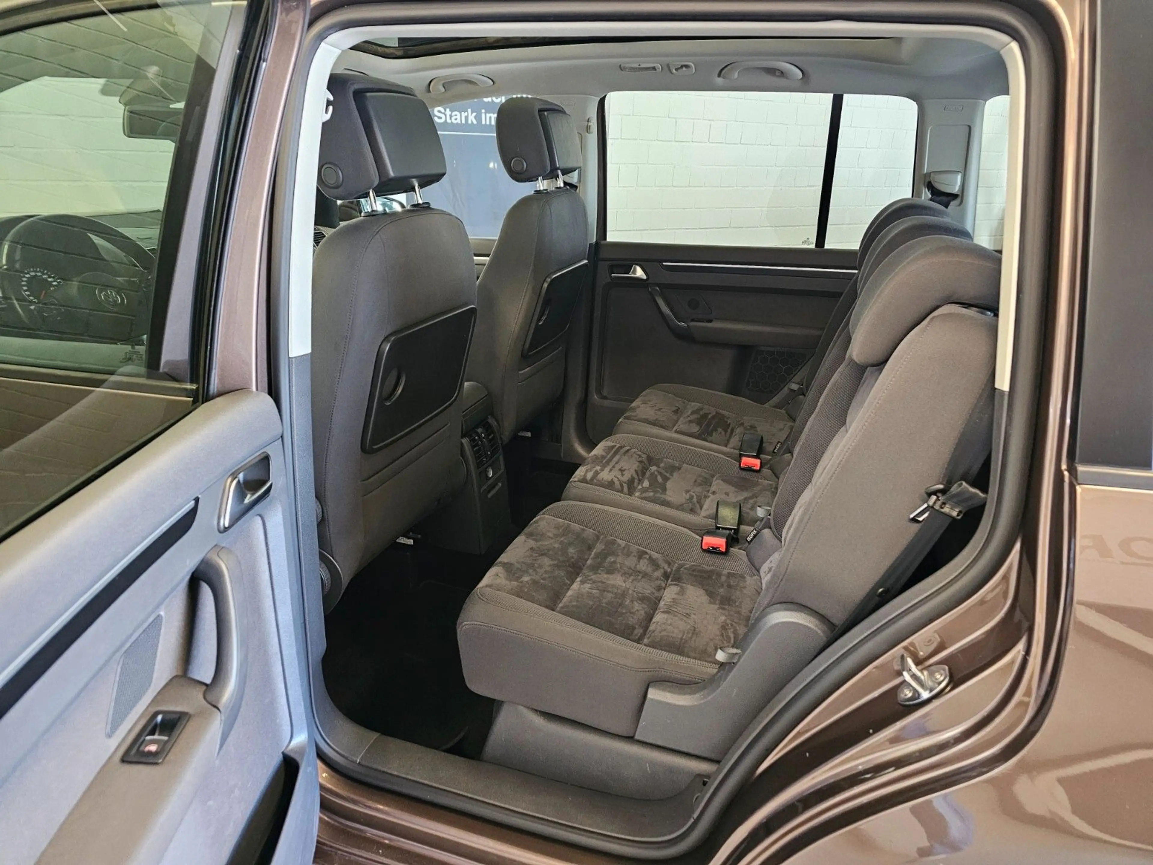 Volkswagen Touran 2.0 TDI DSG Highline +NAV/PANO/KAM/AHK/7S — photo 10