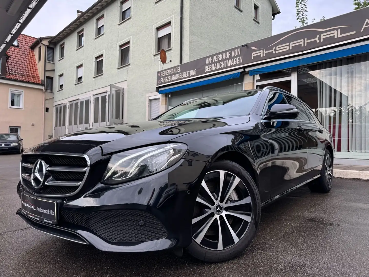 Mercedes-Benz E 300 de*9G-Tronic*Avantgarde*LED*AHK*1. Hand* Noir - 1