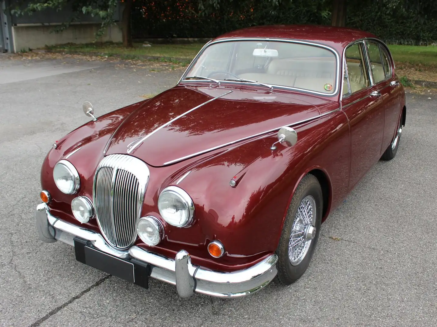 Jaguar Daimler V8 250 Saloon - 1