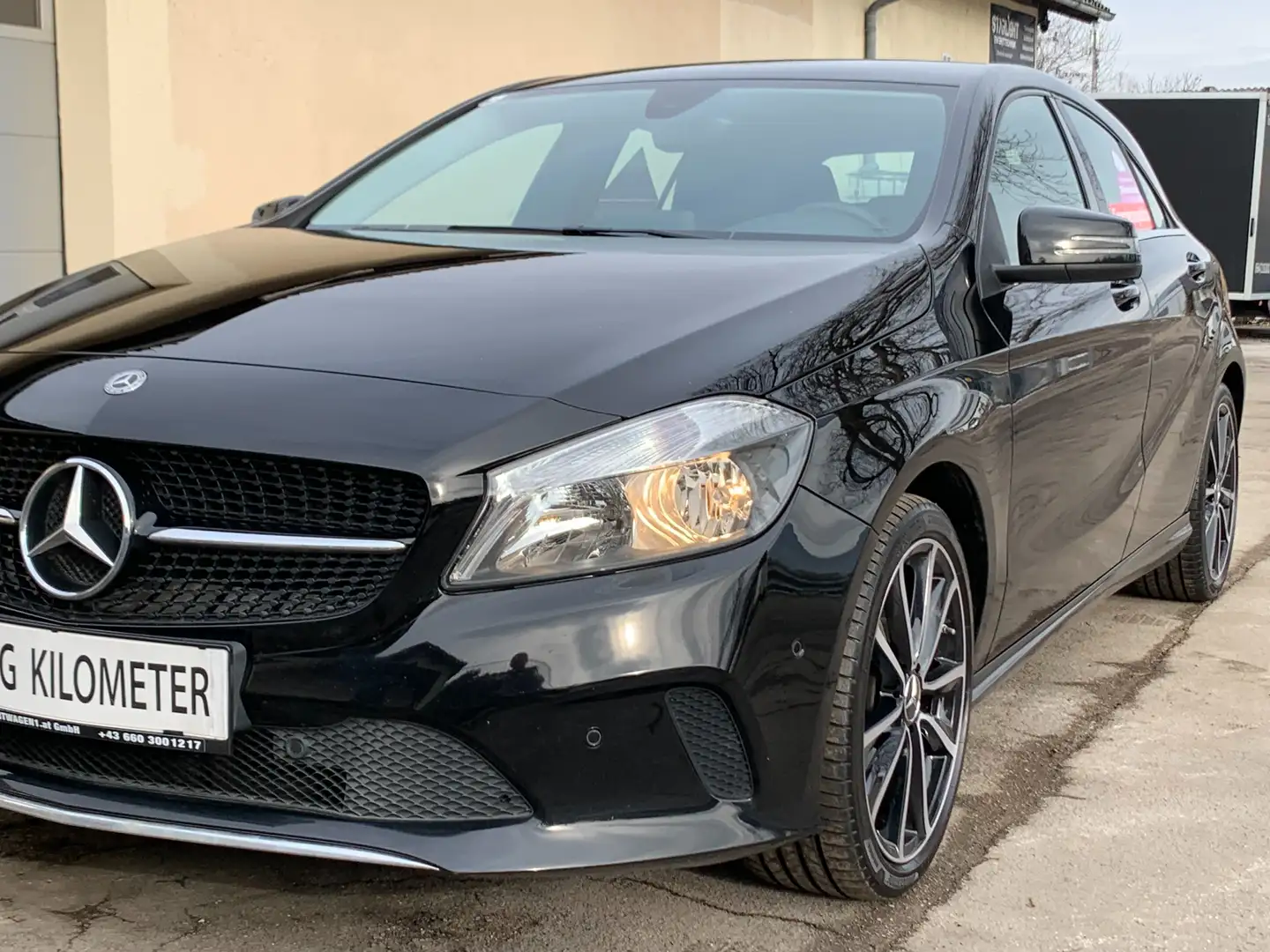 Mercedes-Benz A 180 A180 wenig Km ausgezeichneter Zustand viele Extras Schwarz - 1
