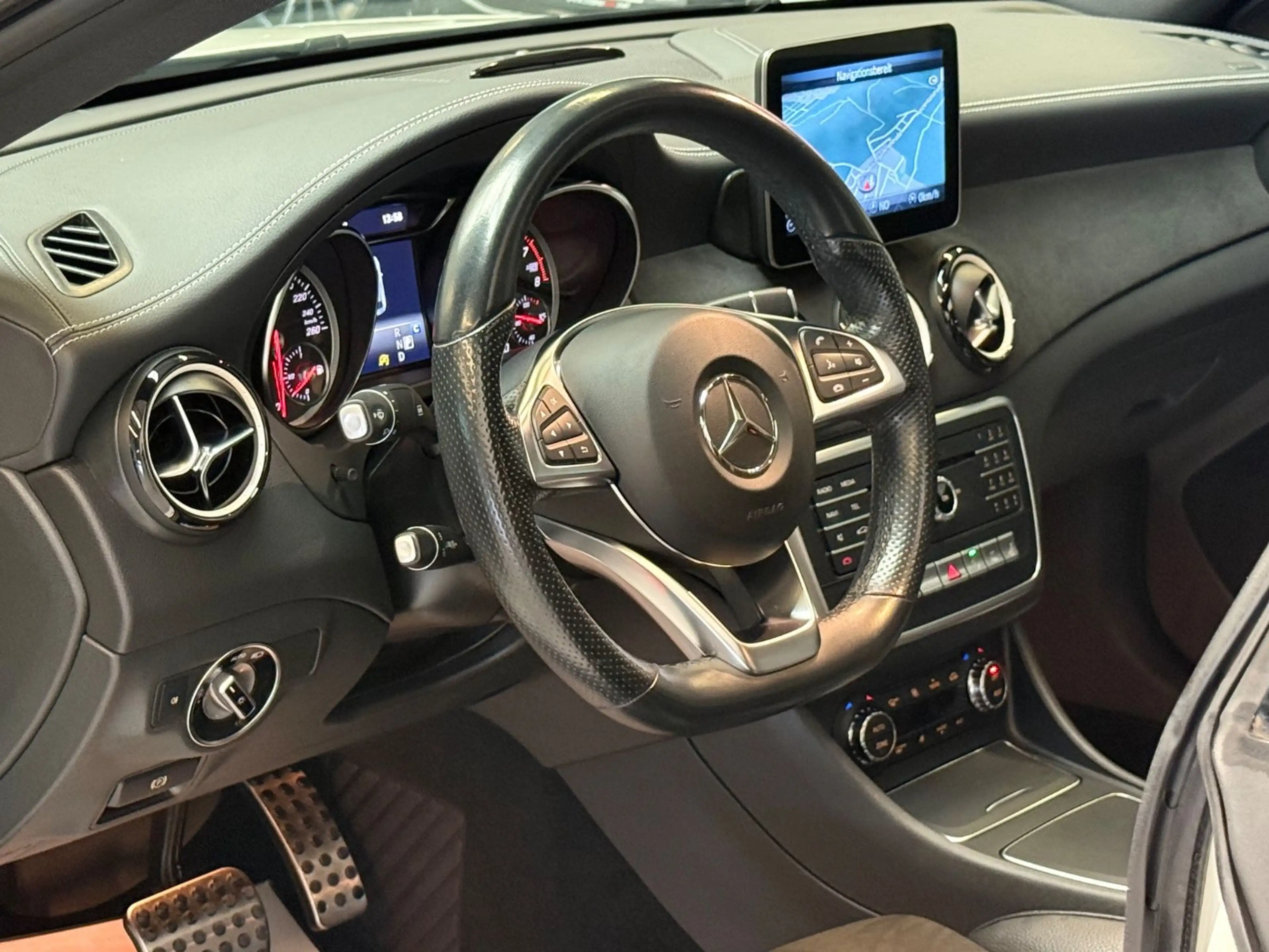 Mercedes-Benz CLA 200 Aut AMG LINE PANO/NAVI/LED/KAM/KEY/TOT — photo 12