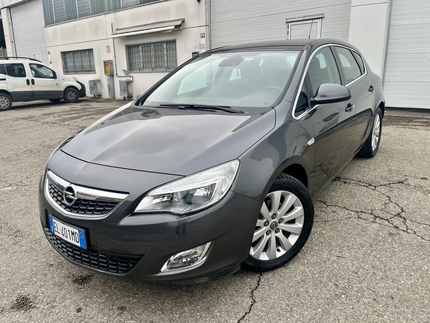 Opel Astra 1.7cdti Cosmo distribuzione/tagliando appena fatti - 1