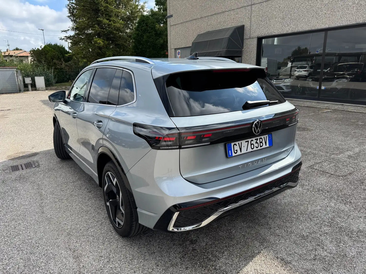 Volkswagen Tiguan 1.5 etsi R-Line 150cv dsg FULL OPTIONAL Argento - 2