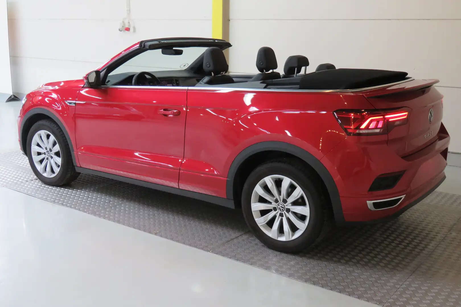 Volkswagen T-Roc TSI Style - Navi - Parkeerhulp - Alu - Windscherm Rojo - 2