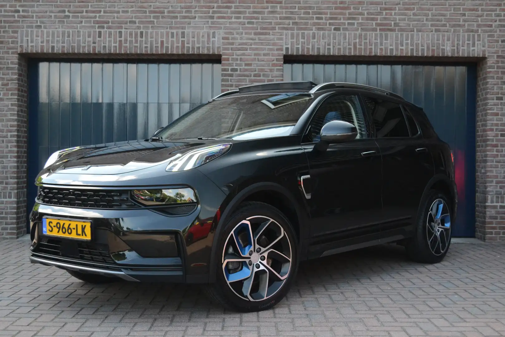 Lynk & Co 01 1.5 Plug-in Hybrid | Black Optic | NL-Auto | 360 C Negro - 1